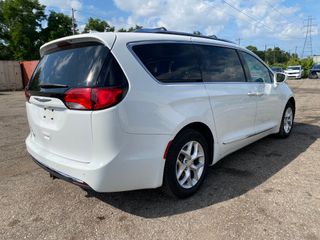 2020 Chrysler Pacifica 35th Anniversary Touring L - Exterior Rear Right Corner Image